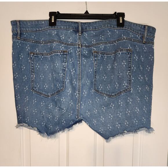 LOFT Plus Blue Diamond Print Cut Off Denim Shorts  Size 20 - Picture 2 of 5